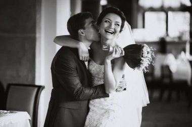 Gelin Damat onu nec öper bir düğün buket tutarken gülmek