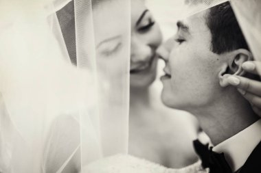 Gelin Damat boyun onunla peçe altında öpüşme kucaklayan 