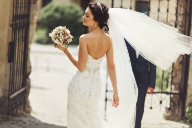 O park kapıları yürür iken gelin peçe Rüzgar esiyor 