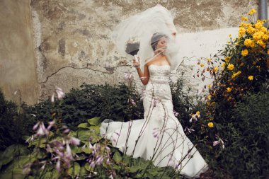 O inci arasında standları iken gelin peçe eski bir duvara Rüzgar esiyor