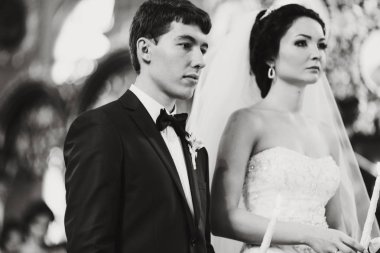 Yeni evliler Kilisesi töreni sırasında musing bak 