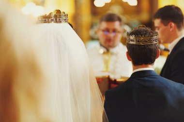 Gelin ve damat bir rahip önce kron e sırasında stand