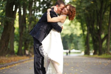 yeni evliler kucaklayan park yolundaki