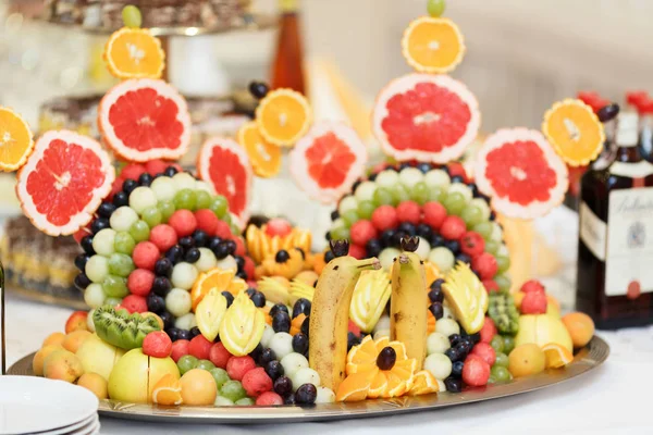 Fruits arranged in the form of a swan served for a dinner table — Stock Photo, Image