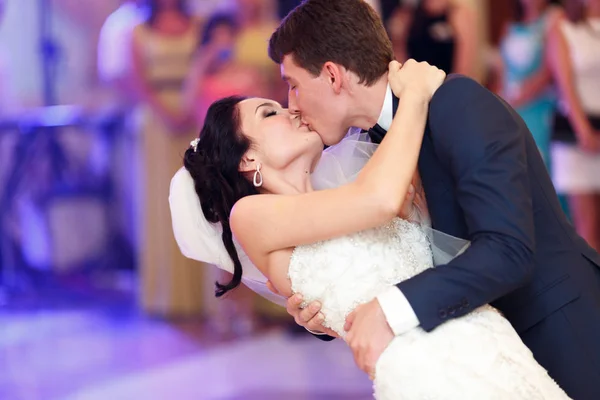 新郎は、彼らの最初のダンスの中に彼女を曲げて花嫁をキスします。 — ストック写真