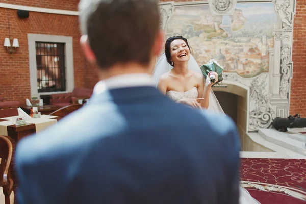 Blick vom Rücken des Bräutigams auf die lachende Braut — Stockfoto