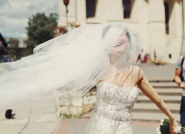 Sposa ride coperto da un velo durante una passeggiata intorno — Foto Stock