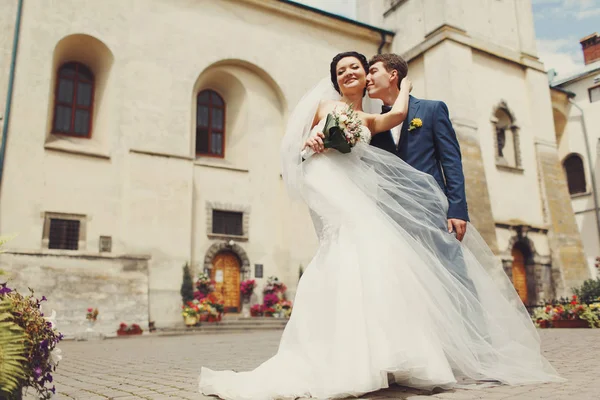 Ein Blick von unten auf das prachtvolle Hochzeitspaar, das im — Stockfoto