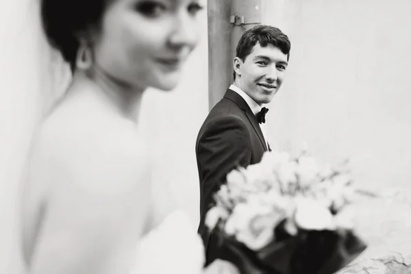 Bruidegom kijkt teder voor de trieste bruid — Stockfoto