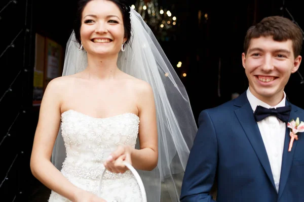 Smiling recién casados de pie en la parte delantera de la iglesia —  Fotos de Stock