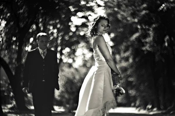 Realidade turva - casal de casamento durante uma caminhada no parque — Fotografia de Stock
