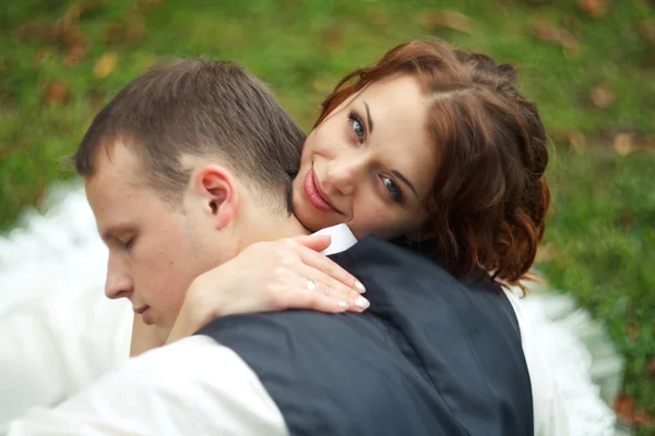 Sposa premere la testa di uno sposo alla spalla — Foto Stock