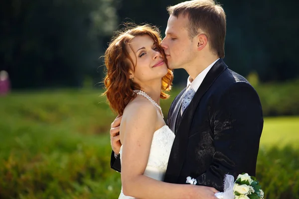 Marié embrasse une mariée tendrement — Photo