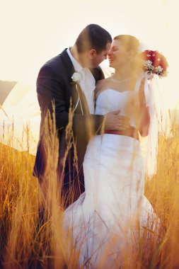 Sahada gülüyor ise damat gelinin bel tutar 