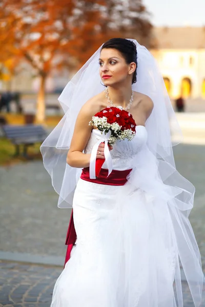 Panna Młoda spacery po mieście jesień trzyma spódnicę z dre ślub — Zdjęcie stockowe
