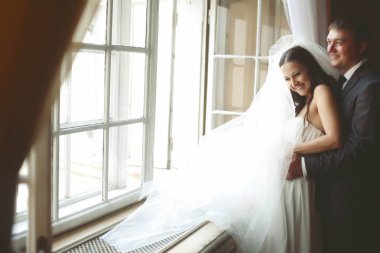 Gelin gül nişanlısı onu arkadan sarılarak th önünde iken