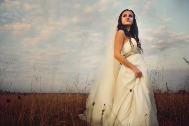 O sahada standları iken gelin çok uzak görünüyor 