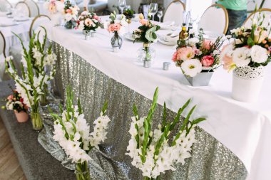 Düğün masa üzerinde beyaz ve gümüş masa örtüsü