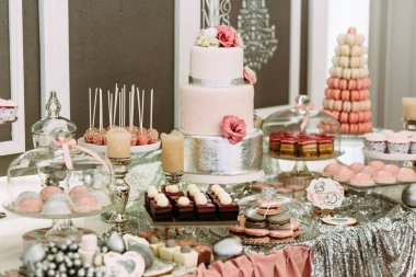 Düğün için tatlılar ile renkli tablo