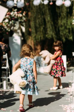 Küçük kızlar oyuncak ayılar tutuyorsun