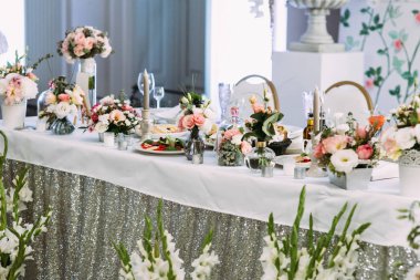 Evli çift için masaya farklı süslemeler