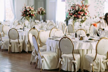 Çiçek demetleri ile süslü tablolar 