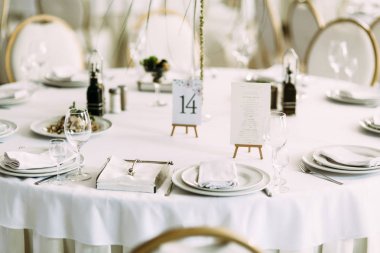 Gümüş çatal bıçak takımı ile beyaz tabaklar