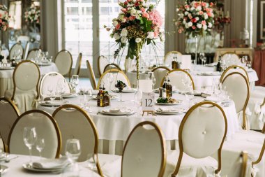 Beyaz lüks misafirler için yuvarlak masa