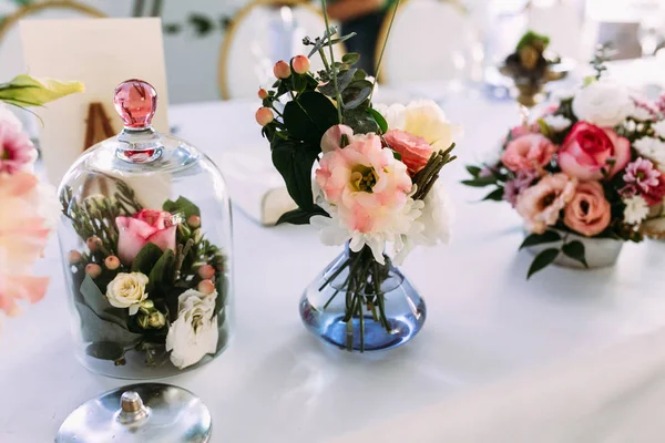 Niedlichen winzigen Strauß der rosa Blumen auf dem Tisch — Stockfoto