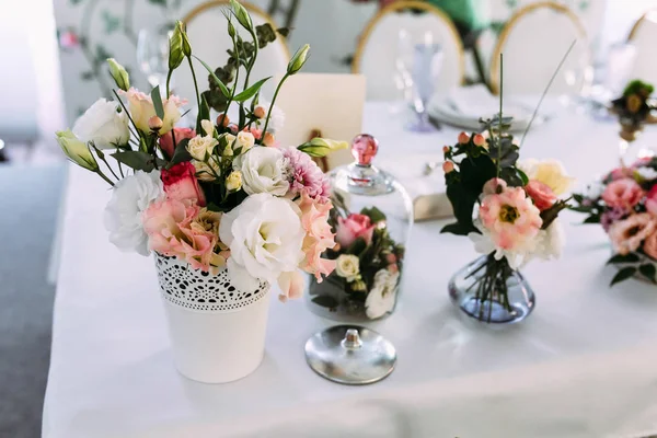 Schöne Dekoration mit Blumen auf dem Tisch — Stockfoto