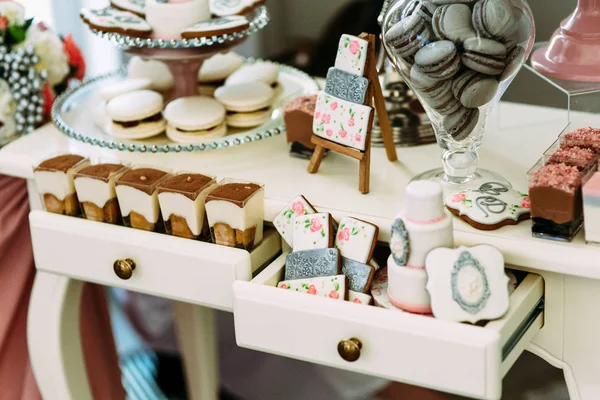Pyszne desery i kolorowe ciasteczka na półce — Zdjęcie stockowe