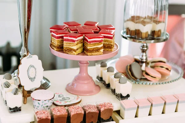 Вкусные и красочные десерты для гостей свадьбы — стоковое фото