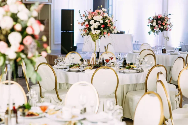 Viele Tische mit Blumen für die Hochzeitsgäste — Stockfoto