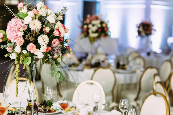 Bunte Blumen im Strauß in der Vase — Stockfoto