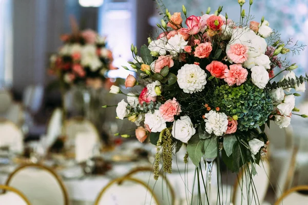 Witte en roze bloemen in de vaas — Stockfoto