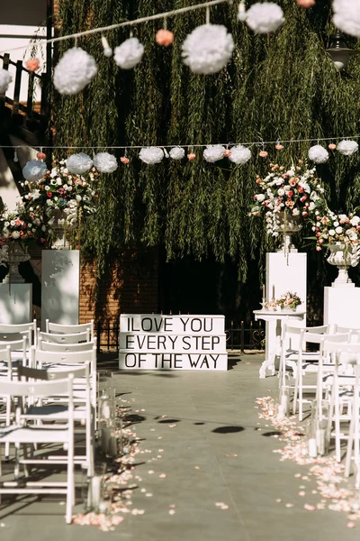 Words of love on the stairs for the ceremony — Stock Photo, Image