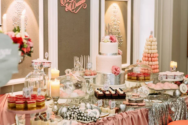 Schicker Hochzeitstisch mit Cupcakes und Süßigkeiten — Stockfoto