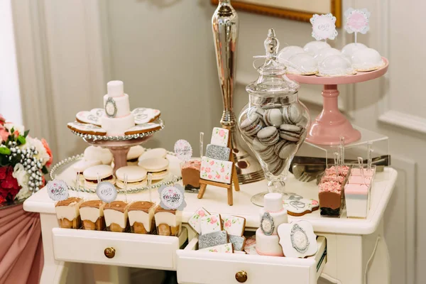 花瓶にお菓子と派手な結婚式のテーブル — ストック写真