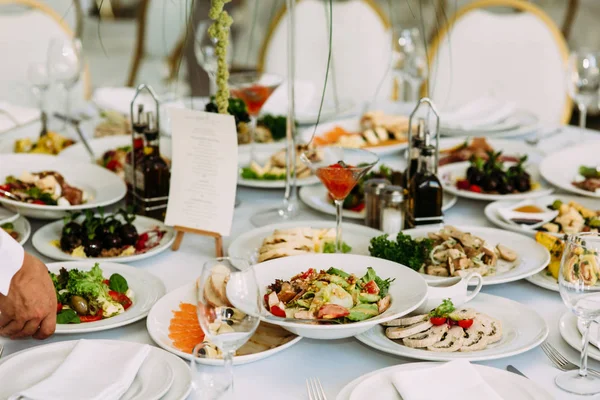 Maaltijden voor fijnproevers op de tafel van de bruiloft — Stockfoto
