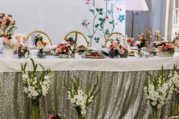 Mesa bellamente decorada para los novios —  Fotos de Stock