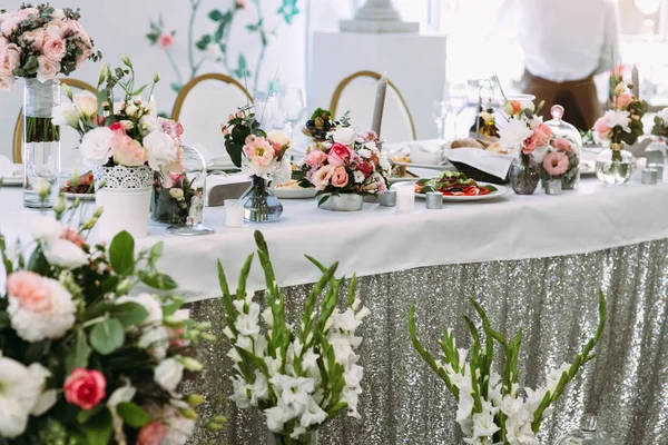 Blumensträuße auf dem Tisch für Ehepaare — Stockfoto