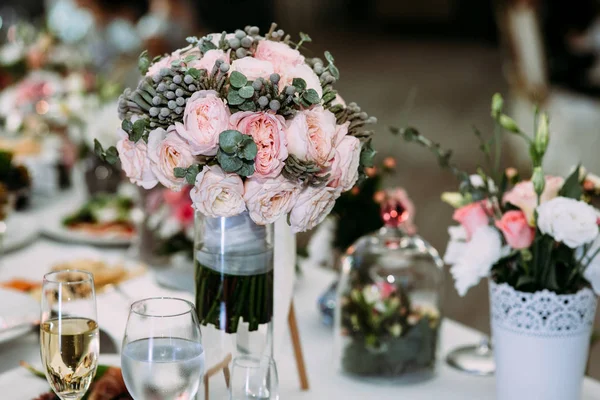 Bouquet da sposa nel vaso con acqua — Foto Stock