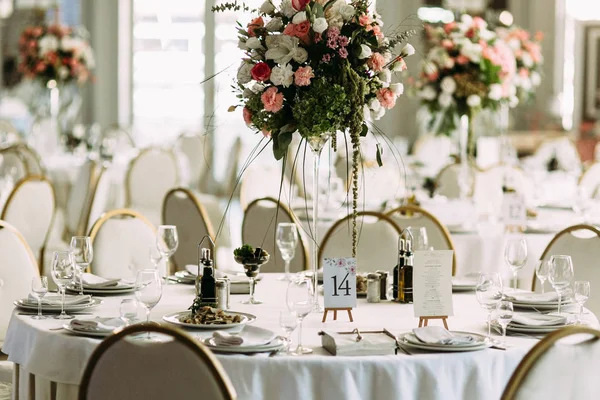 Luxus-Tisch mit Blumenstrauß — Stockfoto