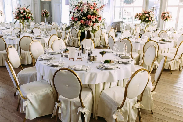 Nagy csokor színes virágot az esküvői asztalra — Stock Fotó