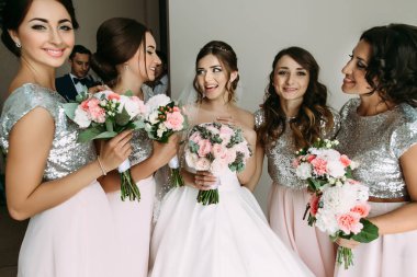 Nedime ile bir gelin yanında Çiçek demetleri