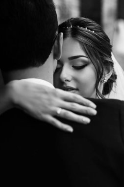 Evli çiftin ihale sıcak kucaklama