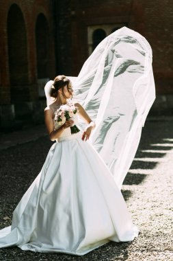 Rüzgar gelin peçe ile oynuyor