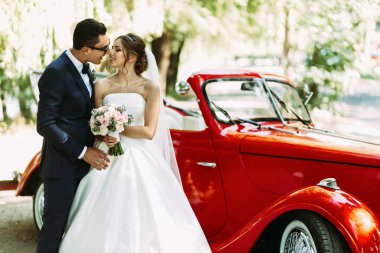 Gelin Damat yanında bir buket ile ayakta 