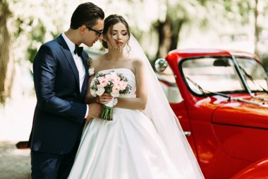 Güneş gözlüğü kucaklamaları muhteşem gelin damat