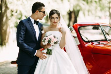 Gelin Damat yanında gelin peçe
